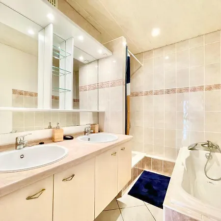 La Cigogne: Balcony Retreat With Netflix And Free Parking Apartment