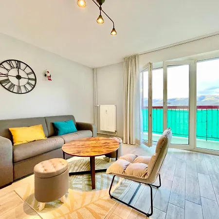 Apartment La Cigogne: Balcony Retreat With Netflix And Free Parking