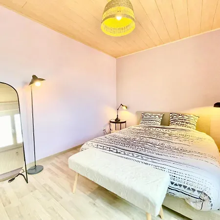 Apartment La Cigogne: Balcony Retreat With Netflix And Free Parking *