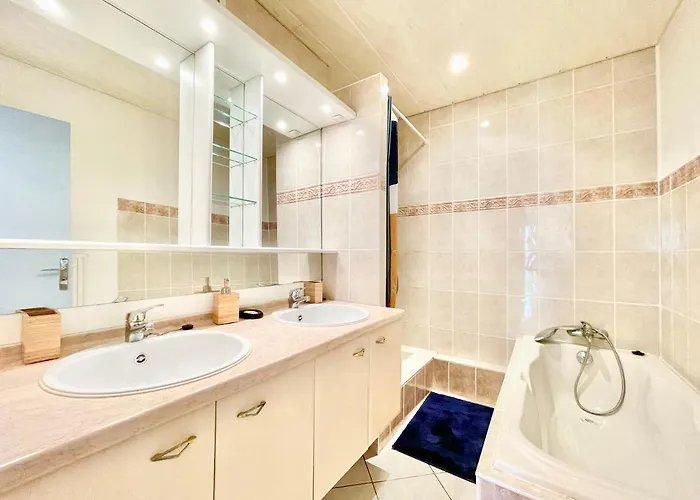 La Cigogne: Balcony Retreat With Netflix And Free Parking Apartment