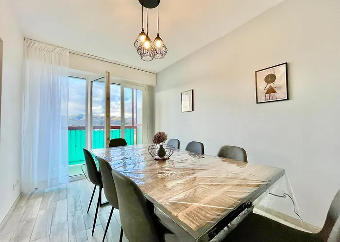 Apartment La Cigogne: Balcony Retreat With Netflix And Free Parking *