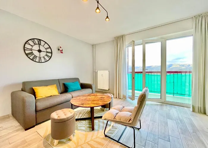 Apartment La Cigogne: Balcony Retreat With Netflix And Free Parking