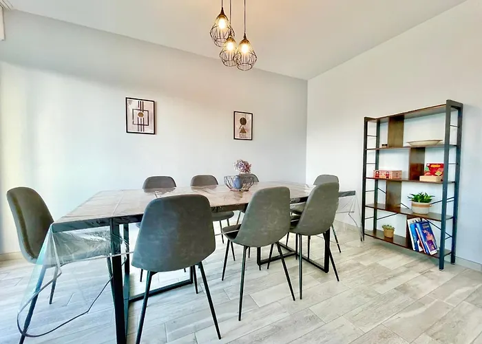 Apartment La Cigogne: Balcony Retreat With Netflix And Free Parking *