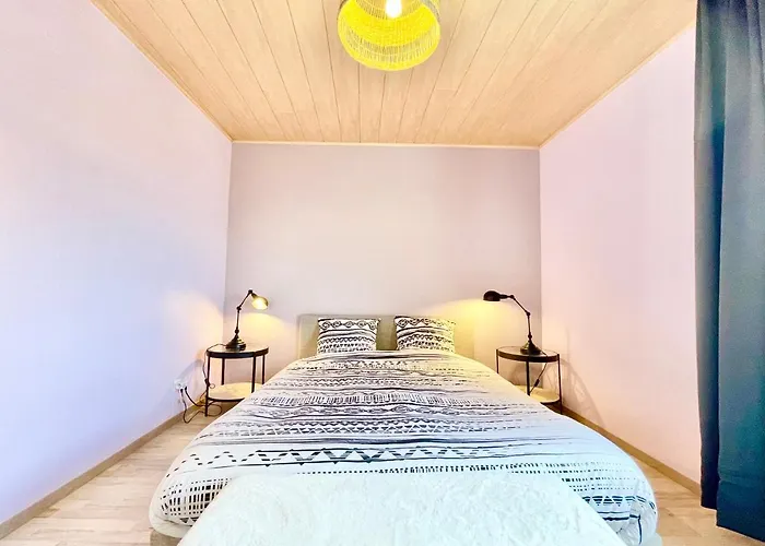Apartment La Cigogne: Balcony Retreat With Netflix And Free Parking
