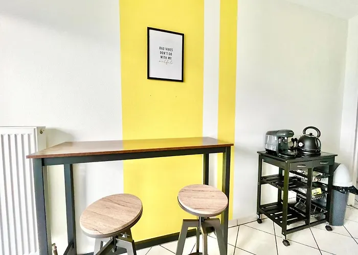 Apartment La Cigogne: Balcony Retreat With Netflix And Free Parking