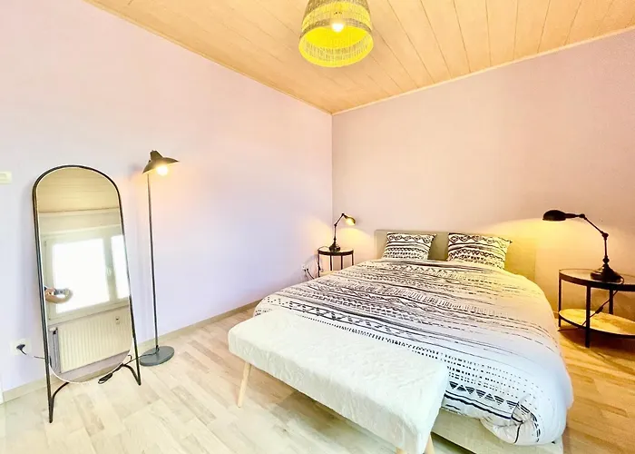 Apartment La Cigogne: Balcony Retreat With Netflix And Free Parking *