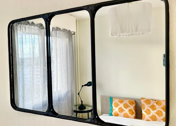 La Cigogne: Balcony Retreat With Netflix And Free Parking